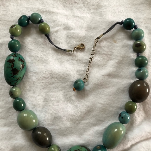 Gorgeous green substantial beaded necklace - Picture 6 of 7